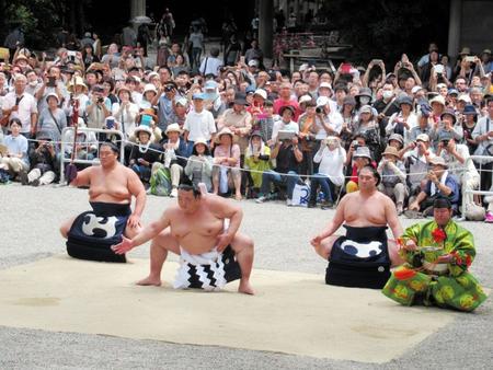 　熱田神宮で奉納土俵入りを行った稀勢の里（左から２人目）、太刀持ちの輝（左）、露払いの竜電（左から３人目）