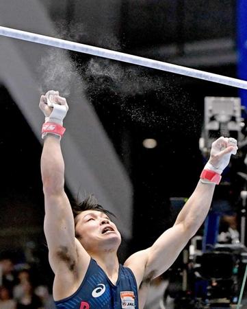 　男子鉄棒予選の演技で落下する内村航平