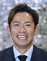　現役復帰の記者会見で笑顔を見せる高橋大輔さん＝１日夜、東京都内のホテル