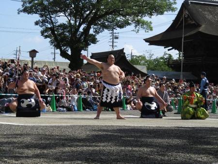 　土俵入りを披露する稀勢の里