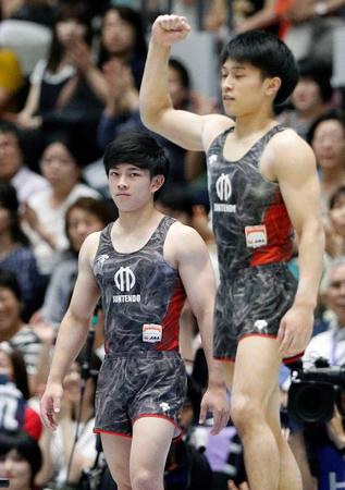 　床運動で高得点をマークした兄の航（右）を見つめる谷川翔。世界選手権代表入りを巡り、明暗を分けた（共同）