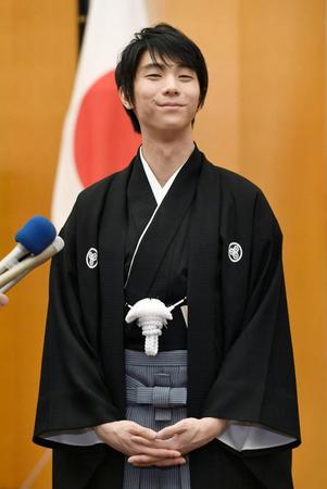 国民栄誉賞授与式を終え、笑顔で記者の質問に答えるフィギュアスケート男子の羽生結弦選手＝２日午後、首相官邸