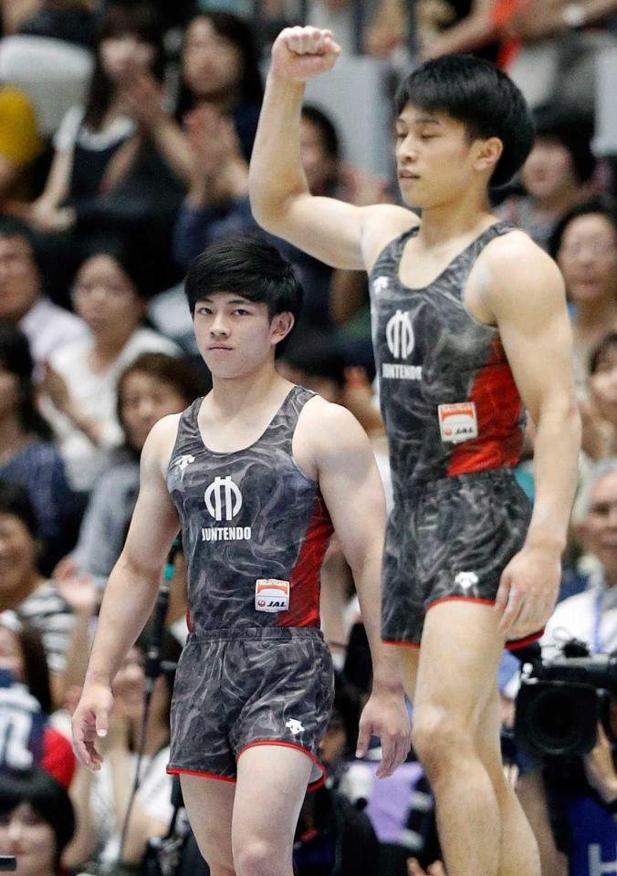 　床運動で高得点をマークした兄の航（右）を見つめる谷川翔。世界選手権代表入りを巡り、明暗を分けた（共同）