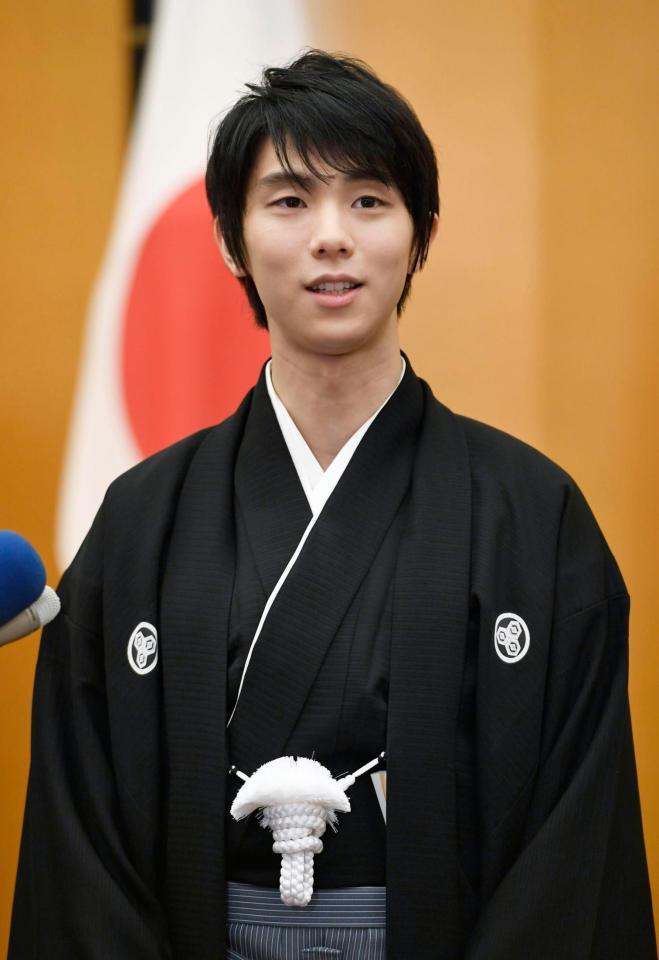 国民栄誉賞授与式を終え、記者の質問に答えるフィギュアスケート男子の羽生結弦選手＝２日午後、首相官邸