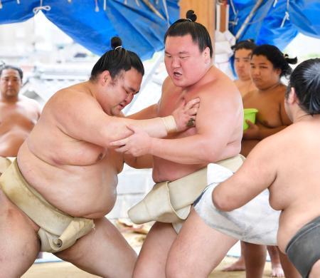 稀勢の里、白鵬とぶつかり稽古 ３２歳の誕生日に「平常心」