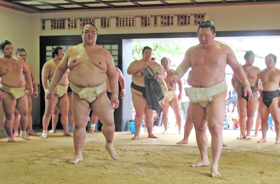 　白鵬（右）と三番稽古を行う稀勢の里