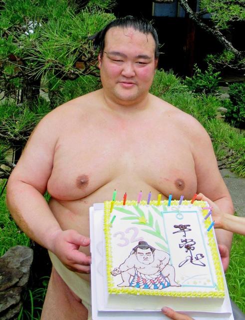 稀勢の里、バースデーケーキに決意表明「平常心」　白鵬と連日の熱血稽古！