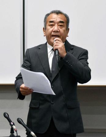 　記者会見する大体大浪商の工藤哲士教頭（共同）