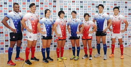 ７人制ラグビーＷ杯の日本代表メンバーを発表。新ユニホーム姿を披露した（左から）副島、小沢、長田、中村、平野、大黒田、松井、橋野