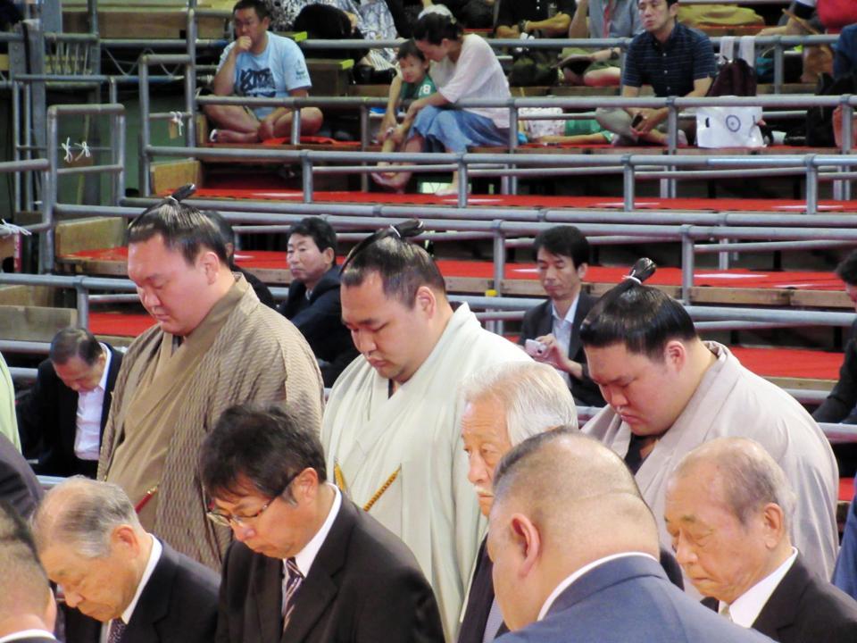 　土俵祭りに参加した（後列左から）白鵬、鶴竜、豪栄道