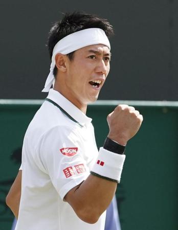 　テニスのウィンブルドン選手権男子シングルス４回戦でポイントを奪いガッツポーズする錦織圭。準々決勝進出を決めた＝９日、ウィンブルドン（共同）