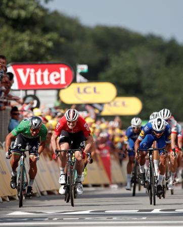　ツール・ド・フランス第４ステージ、スプリントで競り合うフェルナンド・ガビリアレンドン（右）＝１０日、サルゾー（ロイター＝共同）