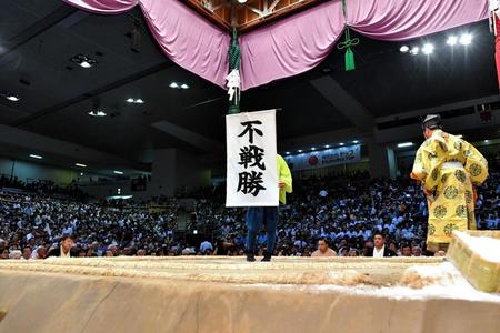 白鵬が休場し、千代の国の不戦勝となる＝ドルフィンズアリーナ（撮影・西岡正）