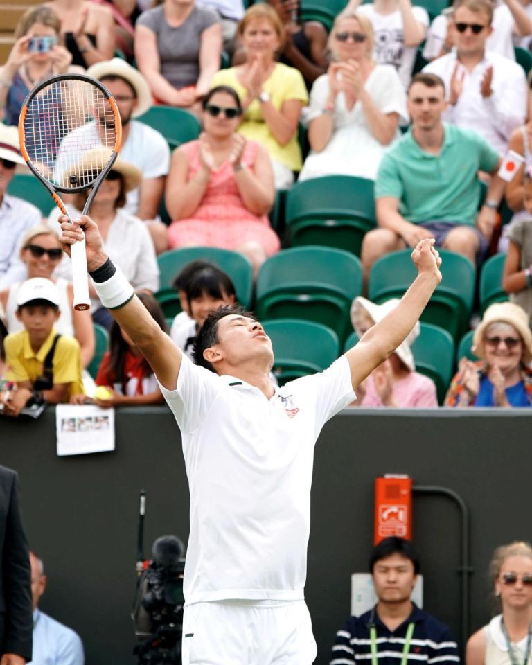 　エルネスツ・ガルビスを破り、日本男子として２３年ぶりに準々決勝進出を決めた錦織圭（共同）