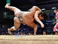 翔傑（下）を首投げで下す豊昇龍＝ドルフィンズアリーナ（撮影・西岡正）
