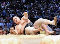 土俵際、下手投げで勝利した安美錦＝ドルフィンズアリーナ（撮影・西岡正）