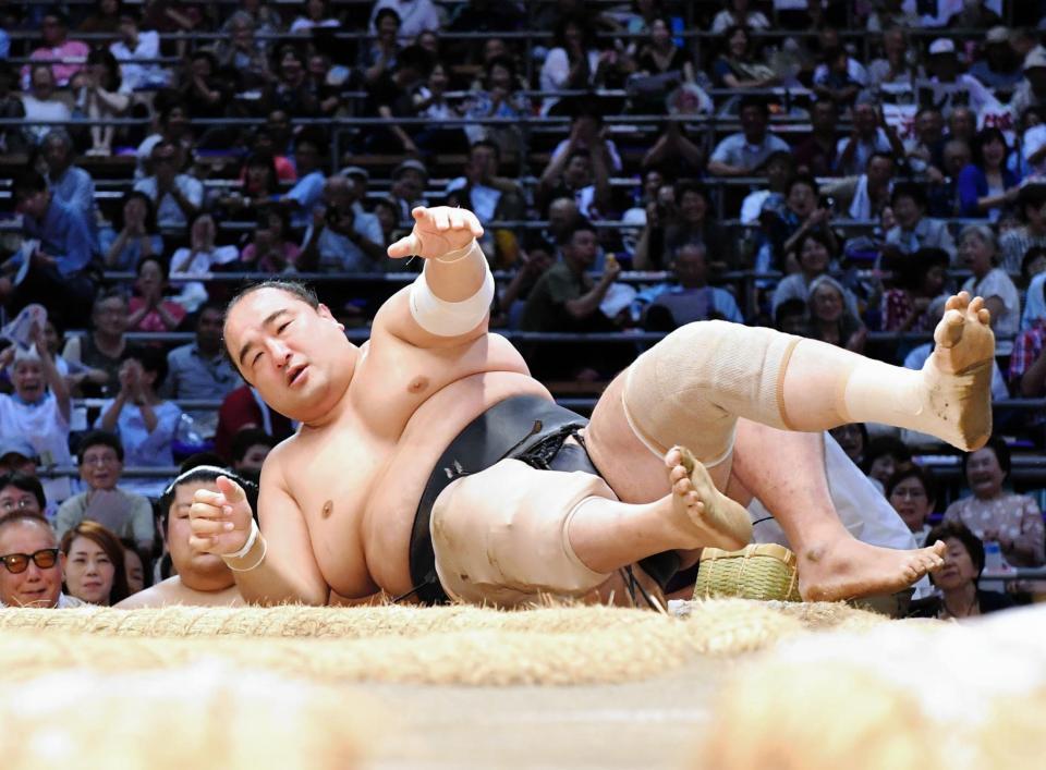 土俵際、下手投げで勝利した安美錦＝ドルフィンズアリーナ（撮影・西岡正）