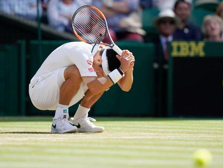 　ポイントを許し、しゃがみ込む錦織圭（共同）