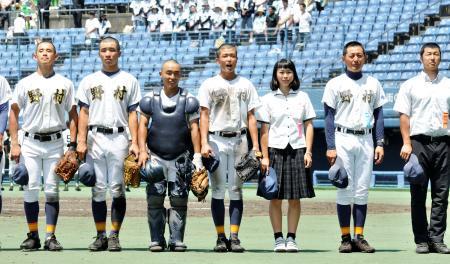 　愛媛大会１回戦に勝利し、スタンドにあいさつする野村の選手たち＝１３日、松山市の松山中央公園野球場
