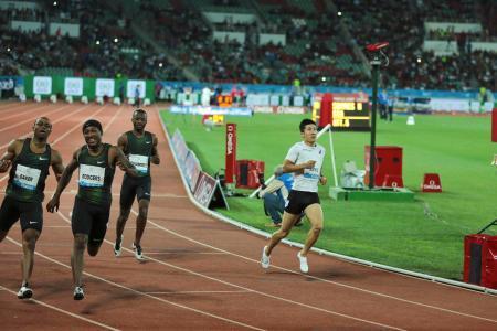 　男子１００メートルを７位で終えた桐生祥秀（右）＝１３日、モロッコ・ラバト（ＡＰ＝共同）