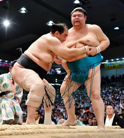 明瀬山（右）を寄り切りで破る安美錦＝ドルフィンズアリーナ（撮影・西岡正）