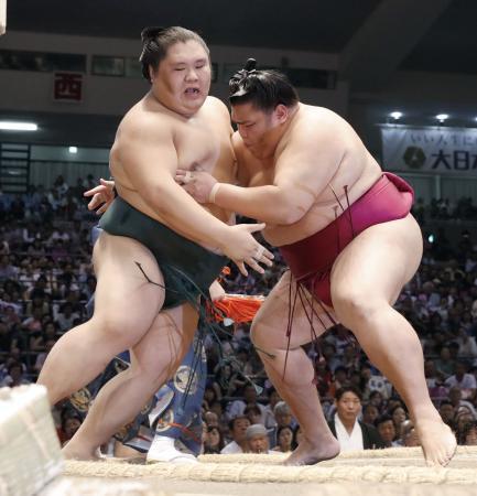 大相撲、御嶽が９連勝で単独首位 高安７勝目、１敗は朝山