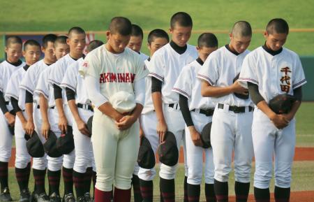 　全国高校野球選手権大会の広島大会開会式で、西日本豪雨の犠牲者に黙とうをささげる選手たち＝１７日午前、広島県三次市