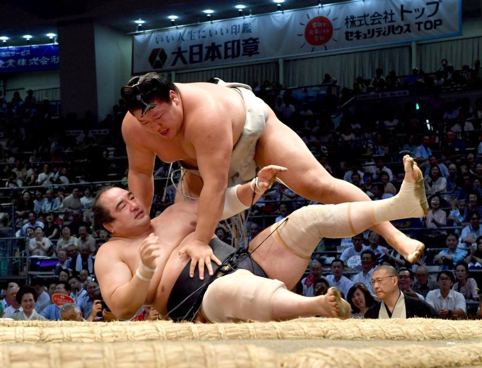 貴ノ岩（上）は安美錦を上手出し投げで破る＝ドルフィンズアリーナ（撮影・山口登）