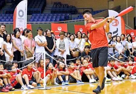 　イベント参加者が見守る中、豪快なスイングを見せる錦織圭