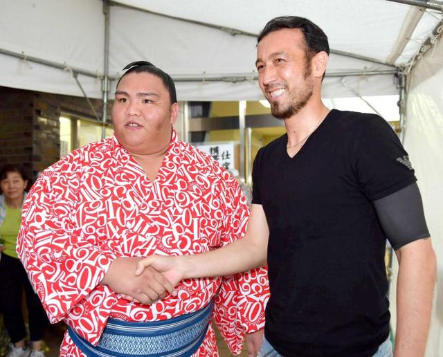 サッカー元日本代表・闘莉王が相撲初観戦　生の取組に感激「日本人の魂もらった」