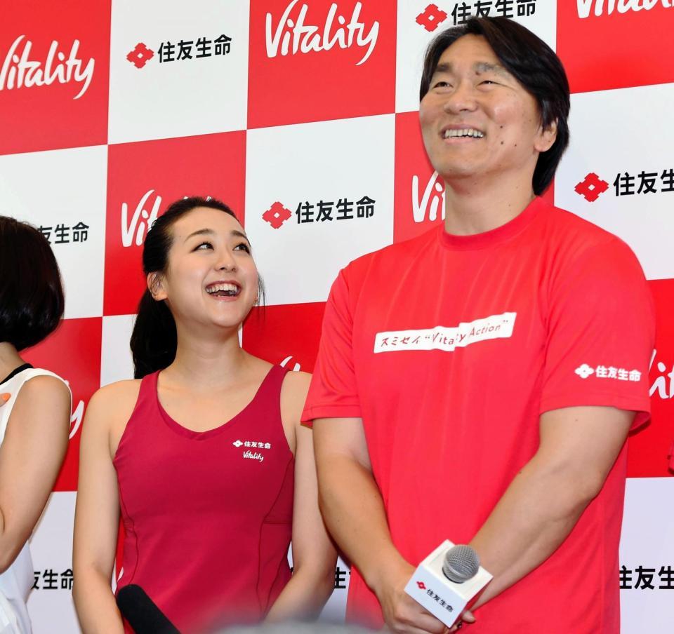 　メディア発表会で笑顔を見せる浅田真央さん（左）と松井秀喜氏