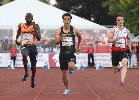　男子１００メートル　１０秒１３で優勝した山県亮太（中央）＝リエージュ（共同）