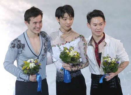 　ソチ五輪、表彰台で歓喜の表情を見せる羽生結弦（中央）と２位パトリック・チャン（左）と３位デニス・テンさん＝２０１４年撮影