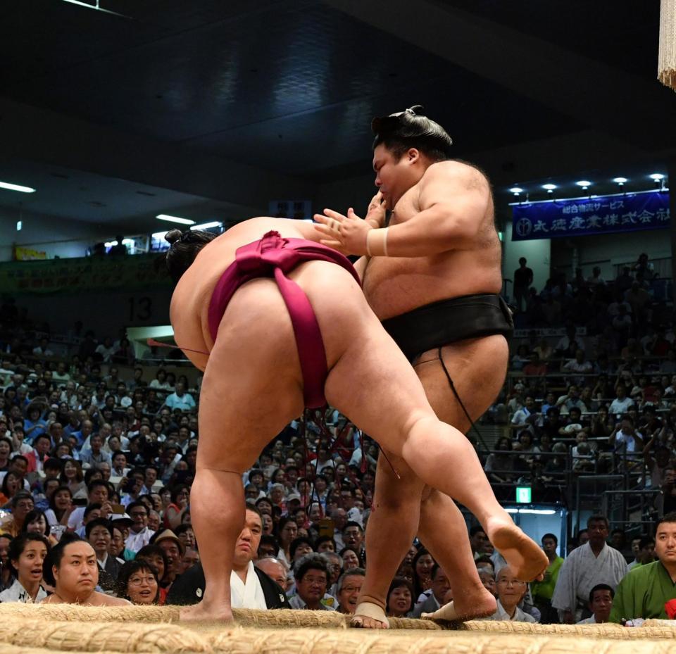 高安（右）は御嶽海を突き落としで下す（撮影・山口登）