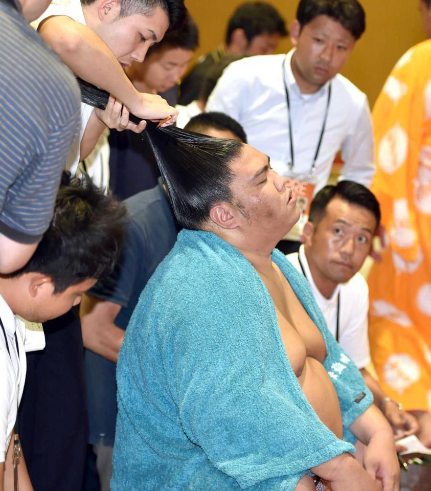 　連勝が止まり御嶽海は報道陣に背を向け髪を直す