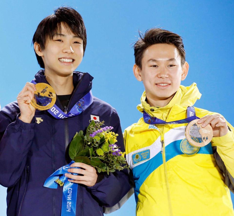 　１４年２月　ソチ五輪フィギュアスケート男子の表彰式で金の羽生結弦（左）と並び銅メダルを掲げるデニス・テン（共同）