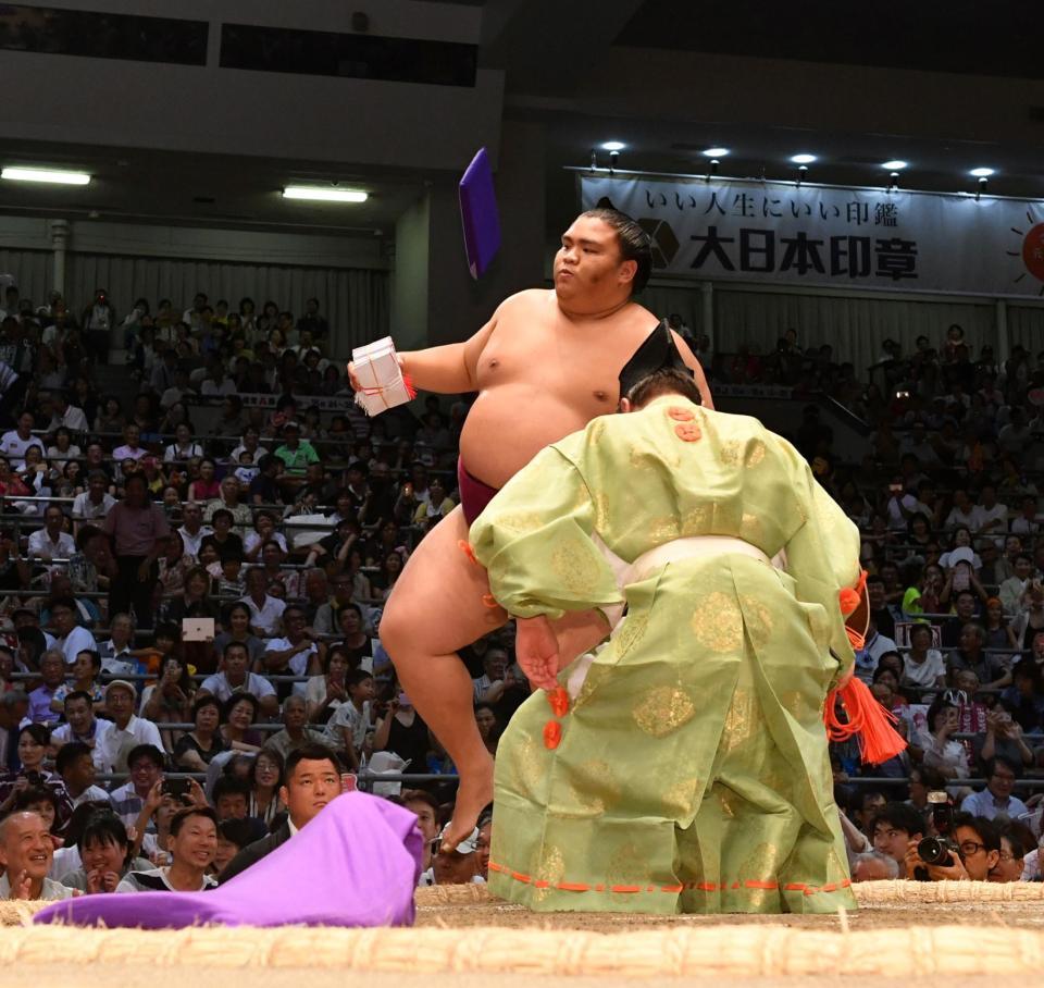 初優勝を決めた御嶽海＝ドルフィンズアリーナ（撮影・山口登）