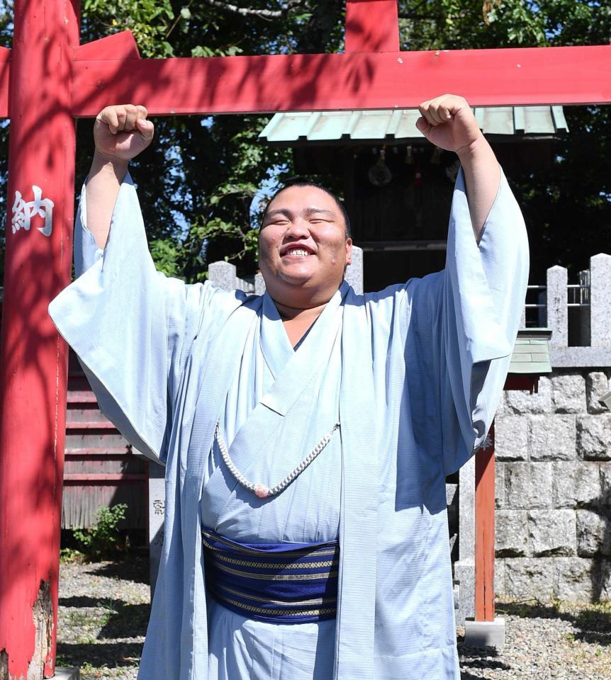 　千秋楽から一夜明け、笑顔で写真撮影に応じる御嶽海