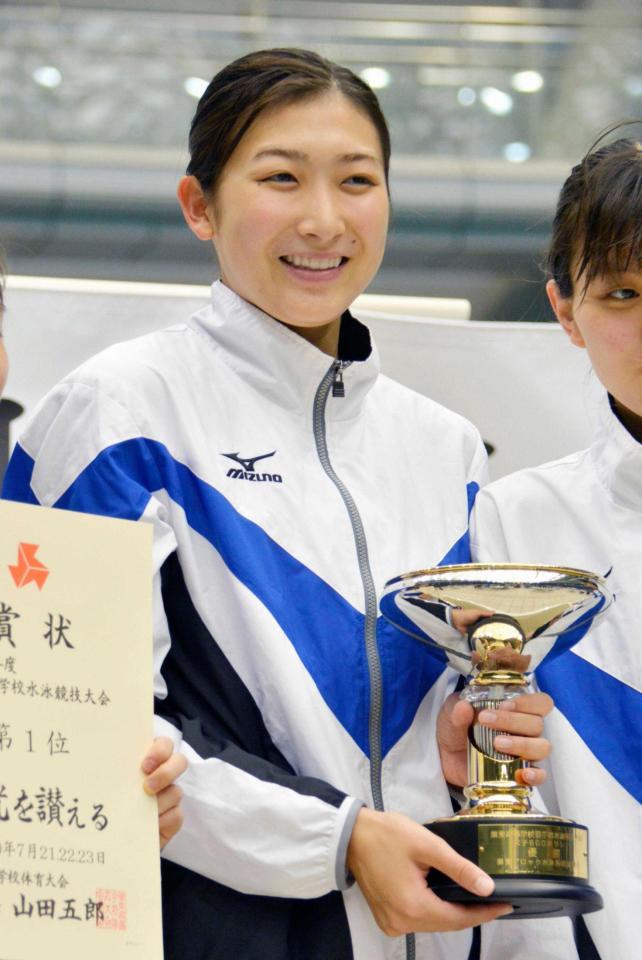 　競泳の関東高校大会女子８００メートルリレーで優勝し、トロフィーを手に笑顔を見せる池江璃花子