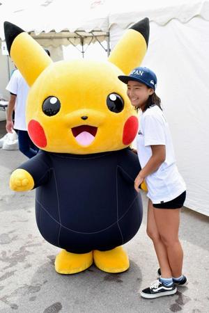　イベントに参加したサーフィン日本代表強化指定選手の中塩佳那（右）とＮＡＭＩＮＯＲＩピカチュウ