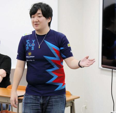 　生徒を前に授業を行うＨｑＢＲａ（ハブラ）選手