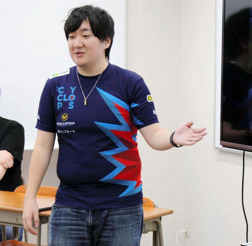 　生徒を前に授業を行うＨｑＢＲａ（ハブラ）選手