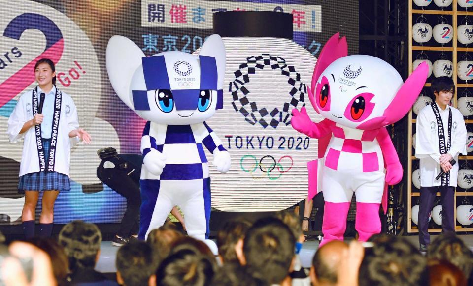 　２０２０年東京五輪の開幕まで２年、イベントに登場した（左から）池江璃花子、「ミライトワ」、「ソメイティ」、加藤凌平