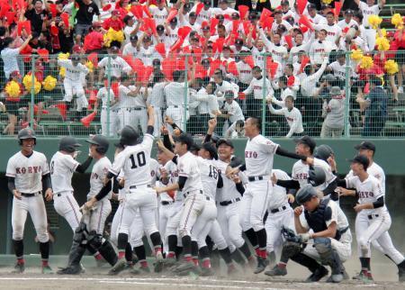 　広島大会決勝で、サヨナラ勝ちで甲子園出場を決め、大喜びの広陵ナインと観客席＝広島県尾道市