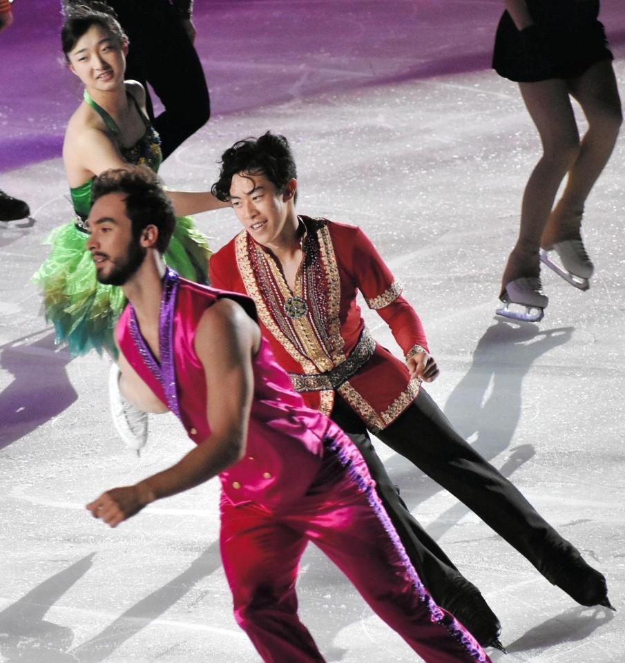 笑顔を見せるネーサン・チェン（中央、左奥は坂本花織）