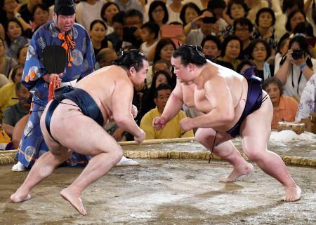 　大相撲夏巡業が始まり、取組で対戦する稀勢の里（右）と鶴竜＝２９日、岐阜県大垣市
