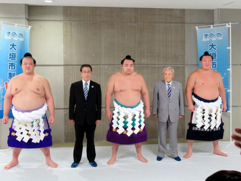巡業地でそろい踏みとなった３横綱、稀勢の里（左）、鶴竜（中央）、白鵬（右）