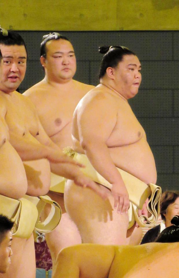 巡業に参加した御嶽海（右）と稀勢の里（右から２人目）