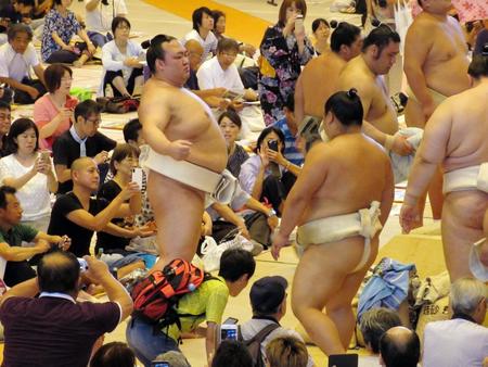 朝の稽古に参加し体をほぐす稀勢の里（左）