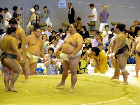 若い衆に胸を出す御嶽海（右）
